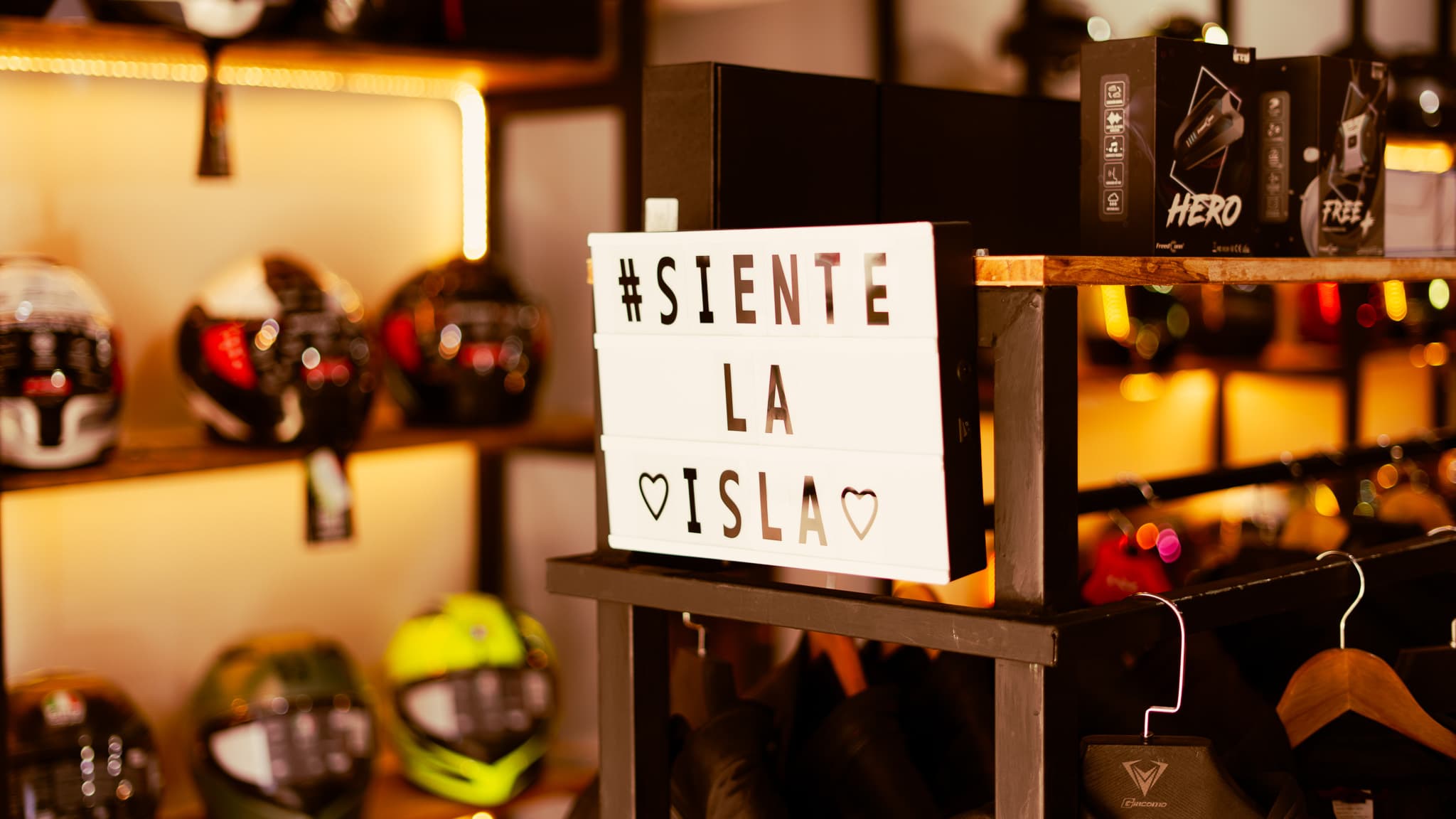 Moto Isla tienda y equipamiento